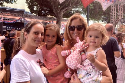 Cristina, Ana, Sofía y Lucre, de Gran Canaria y Almería, disfrutan de un tiempo en familia en el ambigú de la Hermandad de la Estrella.