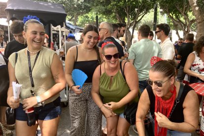 Estefanía y Noelia bailan apasionadas Saturday Night mientras Vanessa y Estefanía intentan seguirles el ritmo, todas ellas de Almería.