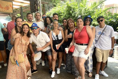 Compañeros de trabajo de la cocina de Torrecárdenas posan por tercer año consecutivo junto al ambigú de El Estribo.