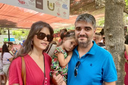 Laura, Pablo y la pequeña Carolina, que desea irse a dormir al ser la hora de la siesta.