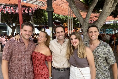 Rogelio, Leticia, Alberto, Marina y Juanma, familia de varias zonas de Almería, sonríe a la cámara junto al ambigú de Burana.