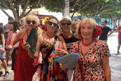 Chari Godoy, Mayte Parrilla y Arantxa Zubiaur junto a Alfonso Ruiz, todos ellos amigos de Adra y El Ejido.