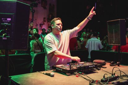 El DJ animando la fiesta en la fiesta de Kuver en Cervantes.