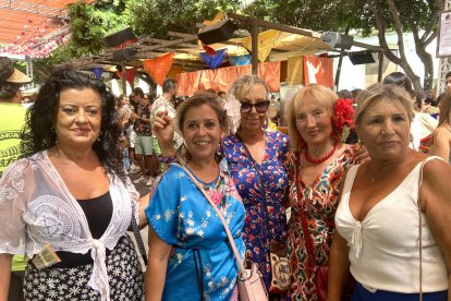 Marina, Pepi, Arantxa, Mar y Leocadia, amigas gracias a un grupo de senderismo, en el ambigú de Burana.