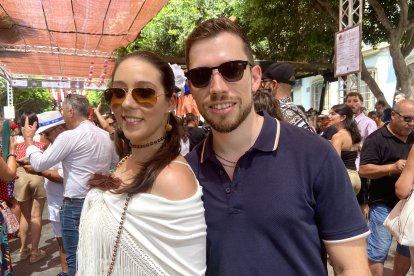 Marina y Manu, pareja desde hace diez años, ambos de Almería, disfrutan de un rato juntos en Burana.