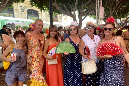 El grupo de amigas senderistas, todas de Berja a excepción de una peruana, disfrutan de la feria.