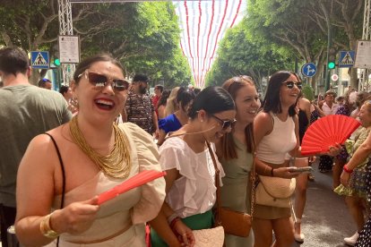 Las Aroas, Mari Paz y Ana, de Chilluevar, en Jaén, bailan al ritmo de la charanga.