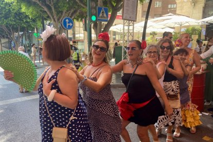 Las amigas senderistas bailan la conga en el ambigú de Burana, en pleno Paseo de Almería.