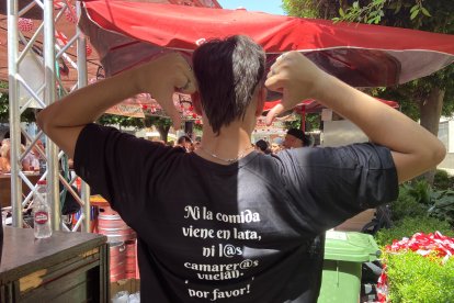 Reverso de la camiseta de José, camarero del ambigú de la Plaza Virgen del Mar.