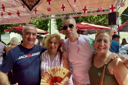 Juan, Paqui, Vicente y María, de Almería y Valencia, disfrutan de la primera vez de los valencianos en la Feria de Almería.