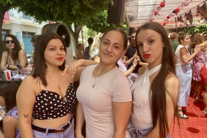 Marta, Carmen y Ainara, primas y amigas de La Cañada, en Almería, posan junto al Chiringuito Lomigaz.