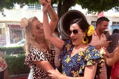 Rosa Mari y Cristina, tía y sobrina de Barcelona, bailan juntas en el Chiringuito Lomigaz.