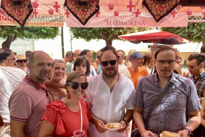 Axel, Aurelio, Ana, Edu, Clara y el pequeño Arnau, amigos de Almería e Islandia, posan ante la cámara de La Voz.