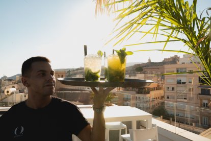 Jero, camarero de Ático HO.