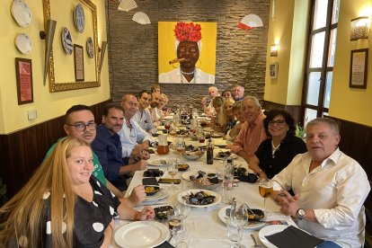 El Foro Cultural 3 Taurinos 3 durante una comida en Entrefinos tras la presentación del libro de Joaquín Arcona y del coloquio con Federico Aznar.
