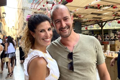 Daniel y Julia, pareja de Madrid que se acaba de casar, en el ambigú de Almedina.