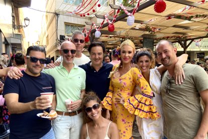 El grupo de amigos de 'Los cordobeses' posan orgullosos de su amistad.