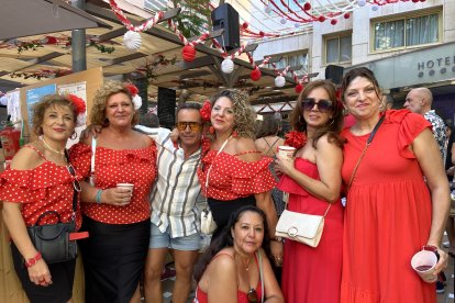 'Las Brujillas' de Almería, amigas desde hace muchos años, en la plaza del Hotel Torreluz.