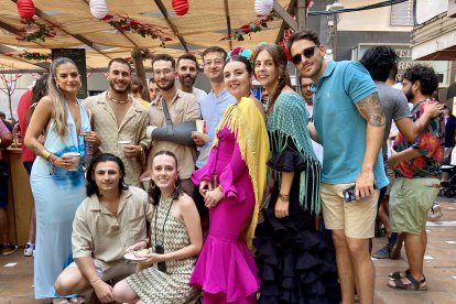 El Team Alpha, amigos de toda la vida de Los Ángeles, posan junto al ambigú de Almedina.