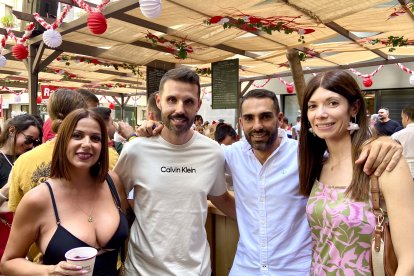 María Ángeles, Pepe, Álvaro y Esther, dos parejas amigas entre sí que se conocieron gracias al mundo del fútbol.