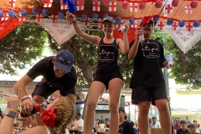 Los camareros del ambigú de la Hermandad de la Estrella reparten chupitos gratis a todo aquel que se pase por su caseta.