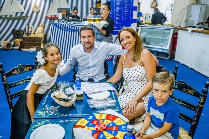 Guillermo Salmerón, Isabel Rueda Mateos, Marina y Álvaro.