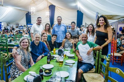 Familia Molina-Morente, desde Canarias para vivir la Feria de Almería en la caseta más elegante del Recinto Ferial.