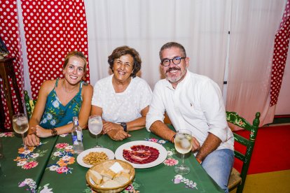 María del Mar Gómez, Esther Gómez y Rafael Castro.