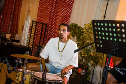 Actuación del grupo musical Fusión de barrio.