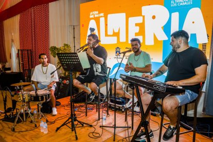 Actuación del grupo musical Fusión de barrio.