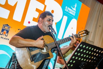 Actuación del grupo musical Fusión de barrio.