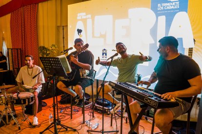 Actuación del grupo musical Fusión de barrio.