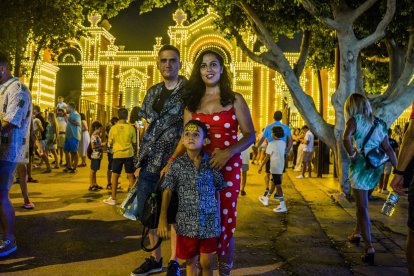 Una familia disfruta de la noche del miércoles en el Recinto Ferial.