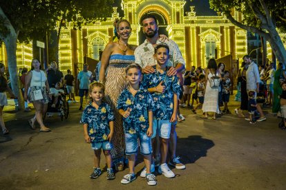 Yandira, Nicolás, Nikito, Cayetano y Diandro en la zona de atracciones del Recinto Ferial.