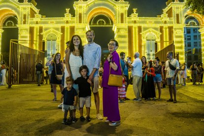 Marta Fernández y Efrain Lara con los pequeños Emanuel y Elías.