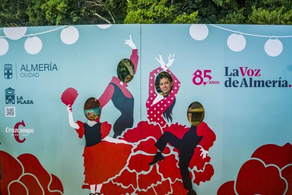 Así posan los almerienses en el photocall de La Voz de Almería, Siente La Plaza, Ayuntamiento de Almería y Cruzcampo.