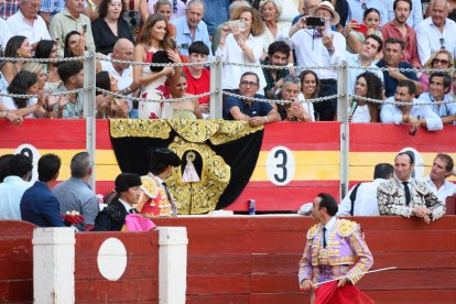 Enrique Ponce brinda su segundo toro a Ana Soria, su novia.
