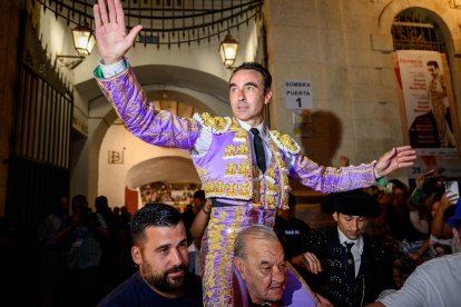 Ponce, a hombros por la puerta grande.