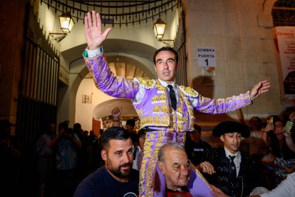 Ponce, a hombros por la puerta grande.