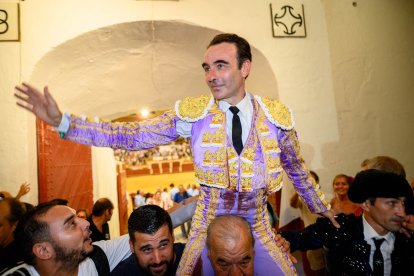 Ponce, a hombros por la puerta grande.