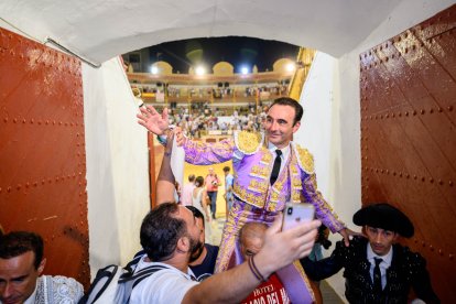 Ponce, a hombros por la puerta grande.