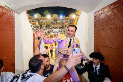 Ponce, a hombros por la puerta grande.