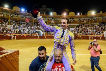 Ponce, a hombros por la puerta grande.