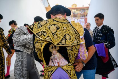 Ponce, luciendo un Capote de Paseo con la imagen de la Virgen del Mar.
