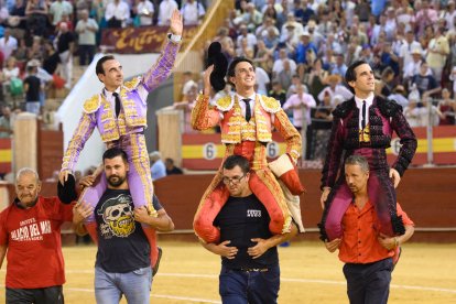 Enrique Ponce, Roca Rey y Juan Ortega, a hombros en Almería.