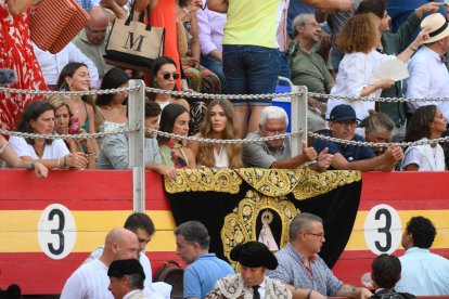 Ana Soria y el Capote de Paseo con la imagen de la Virgen del Mar.