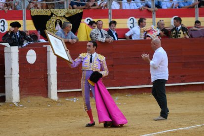 Enrique Ponce recibió un cuadro como obsequio por su larga trayectoria.
