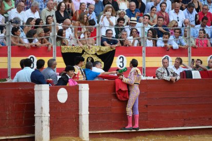 Enrique Ponce brinda su segundo toro a Ana Soria, su novia.