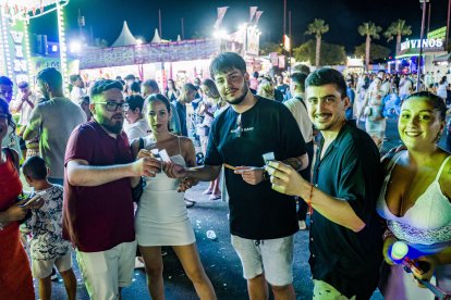 Disfrutando de la Feria de la noche en el Recinto Ferial.