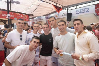 El grupo de estudiantes de la carrera de magisterio de la Universidad de Almería lo pasaban genial mientras bailaban algunas canciones.